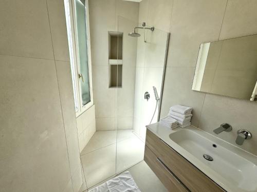 une salle de bain blanche avec une douche et un lavabo dans l'établissement CC OT L atelier du Collet OLD Town Promenade des anglais, à Nice