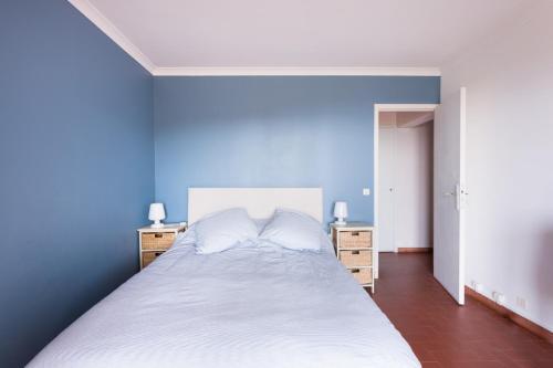 - une chambre bleue avec un grand lit et 2 tables de chevet dans l'établissement Villa, 3 chambres ,vue mer, jacuzzi, à Carqueiranne