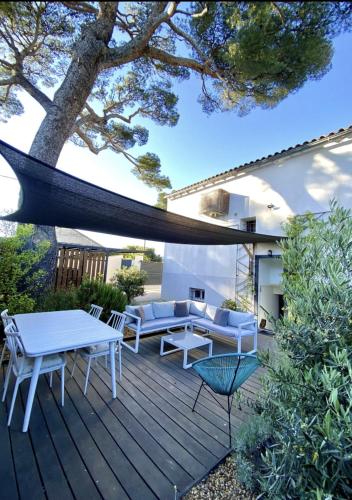 - un hamac sur la terrasse d'une maison dans l'établissement Élégance - Détente -Nature & Jacuzzi, à Allauch
