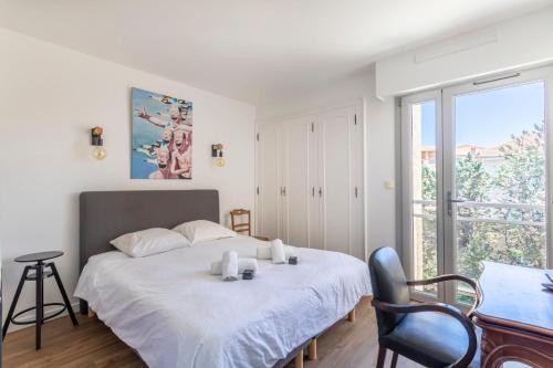 une chambre avec un lit, un bureau et une fenêtre dans l'établissement Appartement Balzac - Welkeys, à Bandol