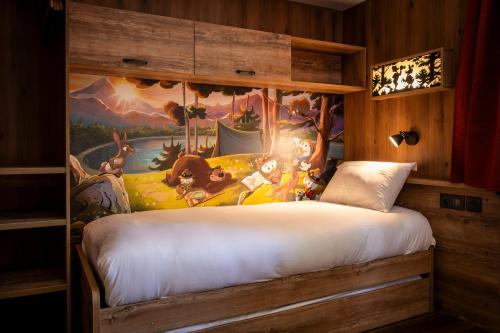 Un dormitorio con una cama con un cuadro en la pared. en Disney Davy Crockett Ranch, en Villeneuve-le-Comte