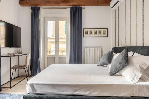 Piazza di Spagna 2 Bedrooms and 5 Juliet Balcony