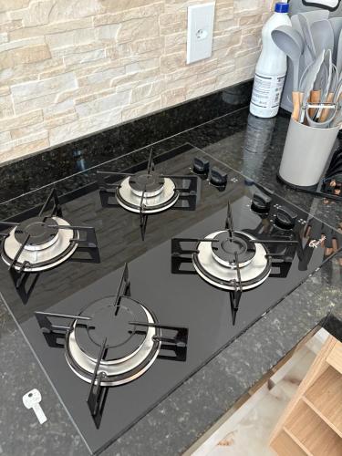 a four burner stove top in a kitchen at Morada Manaus in Manaus