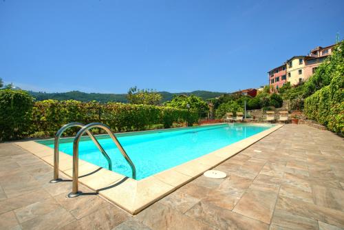 Der Swimmingpool an oder in der Nähe von Casa immersa nella natura con piscina AC e wi-fi 1