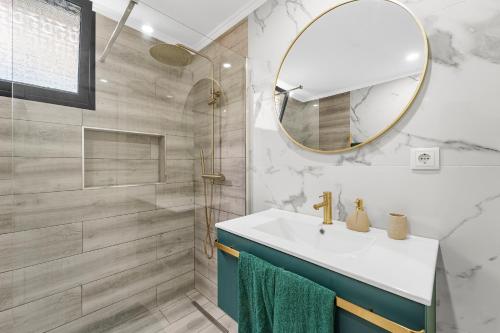a bathroom with a sink and a mirror at Casa da Guida in Machico