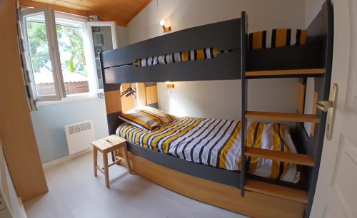 une chambre avec deux lits superposés dans une pièce dans l'établissement 2 étoiles - Résidence Loisirs, à Saint-Pierre-dʼOléron