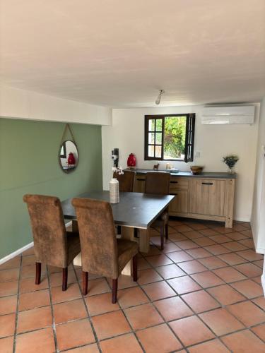 une cuisine et une salle à manger avec une table et des chaises dans l'établissement Bas de villa, à Istres
