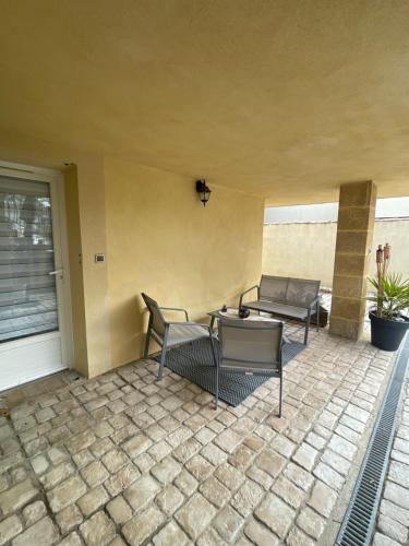 d'une terrasse avec des chaises, une table et un canapé. dans l'établissement Studio cosy avec coin nuit, à Pélissanne