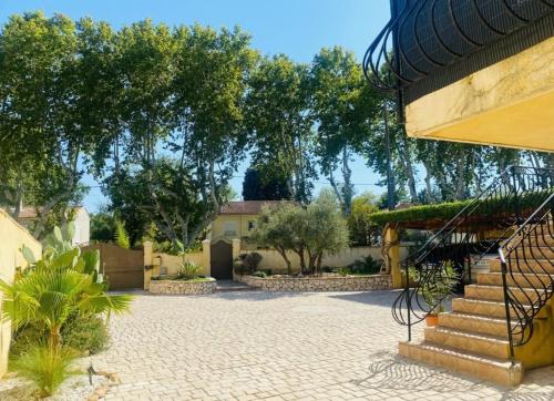 une cour avec un escalier dans une maison dans l'établissement Studio cosy avec coin nuit, à Pélissanne