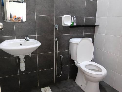 Ένα μπάνιο στο Bonda Homestay Kulai - Malay Only