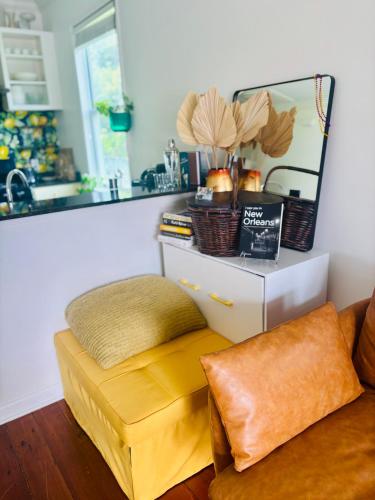Dapur atau dapur kecil di Quirky Home in The Birthplace of Jazz