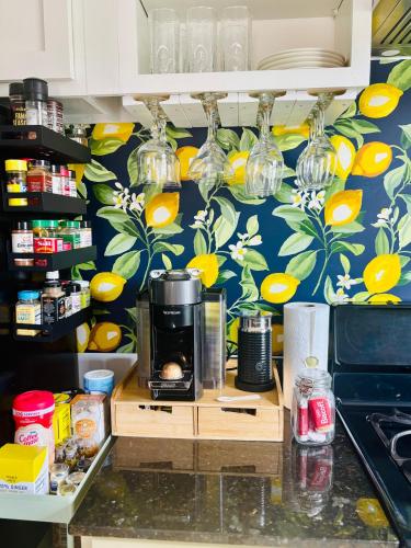Dapur atau dapur kecil di Quirky Home in The Birthplace of Jazz