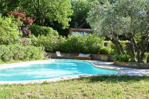 - une piscine dans une cour avec des arbres et des buissons dans l'établissement Les Restanques de la Baucoué - Dépendance, à Roquevaire
