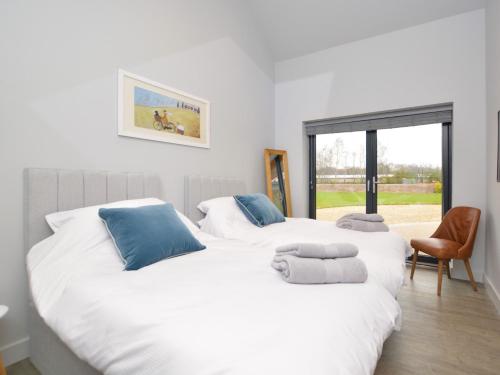 Doddingtonにある2 bed in Lincoln 53878の窓のある部屋にツインベッドが2台