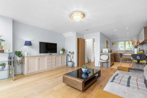 StonewoodにあるSpacious 3-Bedroom Retreat with Garden Near Bluewaterのソファとテーブルのある広いリビングルーム