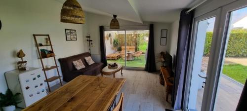 O zonă de relaxare la Ty Grain de Sel : logement privatif avec piscine, jardin et patio