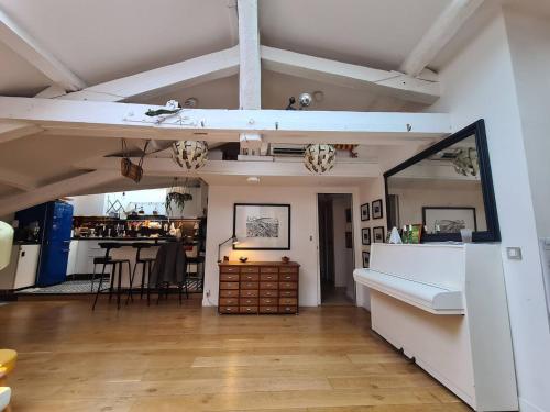 - un salon avec un miroir et une table dans l'établissement Appartement parisien en bas de Montmatre, à Paris