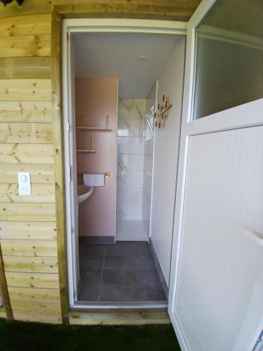 La salle de bains est pourvue d'une douche à l'italienne à côté d'une porte. dans l'établissement gîte les 3 coquelicots bis, à Coublanc