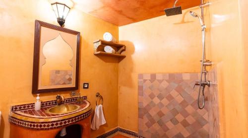 Ένα μπάνιο στο Riad 4 Jardins & Spa