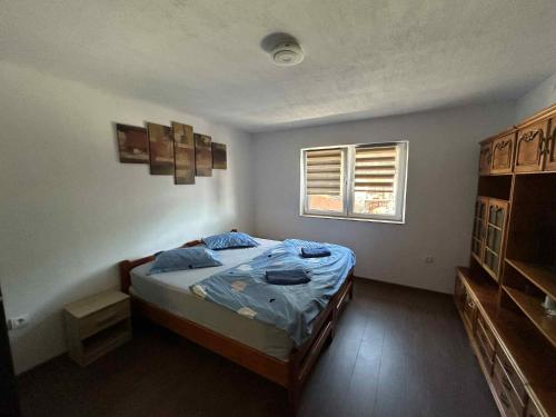 a bedroom with a bed and a window at Casa Maksai in Sovata
