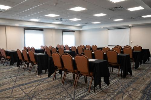 Holiday Inn Express Las Cruces North by IHGにあるビジネスエリアまたは会議室