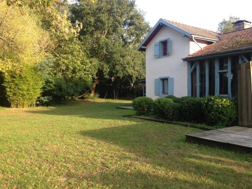 Maison ancienne dans parc boisé