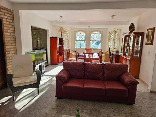 ein Wohnzimmer mit Sofa und Tisch in der Unterkunft Sítio à beira da represa in Nazaré Paulista