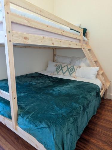 - une chambre avec des lits superposés et une échelle en bois dans l'établissement T2 Centre de Luchon, à Luchon