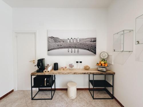 een keuken met een houten aanrecht in een kamer bij Numa Bed and Breakfast in Matera