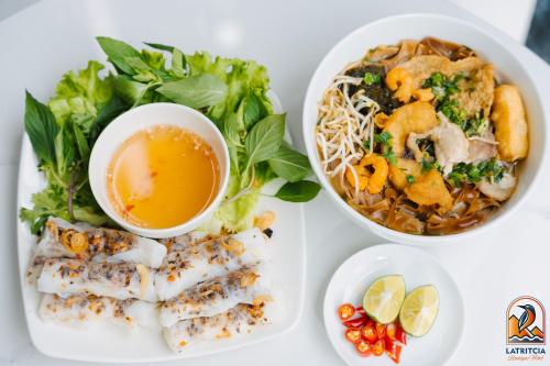 een bord met noedels en een kom soep bij Latritcia Boutique Hotel in Cat Ba