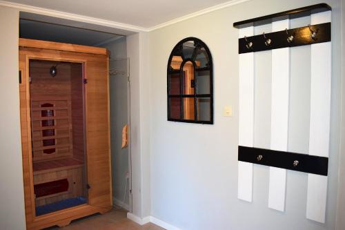 een hal met een deur naar een wijnkelder bij Ferienhaus Haus Amsel Niebüll in Niebüll