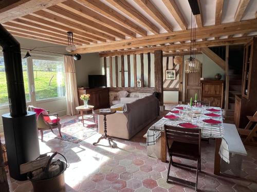 un salon avec une table et un canapé dans l'établissement La Charretrie, à Pierrefitte-en-Auge