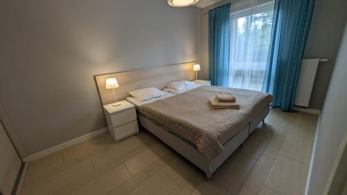 Un dormitorio con una cama con dos toallas encima. en Apartamenty Morze Wygody, en Międzywodzie