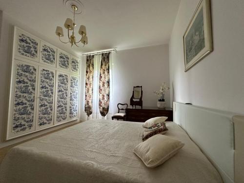 a bedroom with a large bed in a room at villa Landana in Intra
