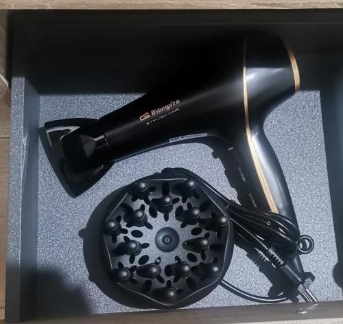 a black hair dryer in a black box at Casa Domingo in Villahermosa del Río