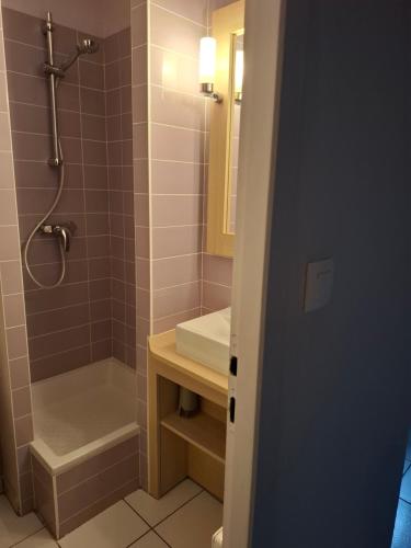 ein Badezimmer mit Dusche, Waschbecken und Badewanne in der Unterkunft Appartement 3 pièces 4 personnes, à Moliets et Maa, proche Golf, grand balcon et piscine in Moliets-et-Maa