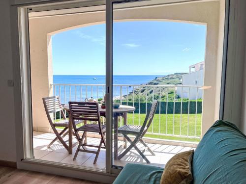 un balcon avec une table et des chaises et une vue sur l'océan dans l'établissement Apartment Les Indes Galantes by Interhome, au Cap d'Agde
