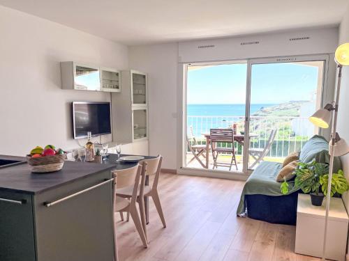 une cuisine et un salon avec vue sur l'océan dans l'établissement Apartment Les Indes Galantes by Interhome, au Cap d'Agde