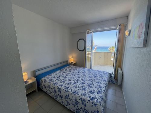 une chambre avec un lit et une vue sur l'océan dans l'établissement Apartment Le Palazzo del Mar-5 by Interhome, à Cavalaire-sur-Mer