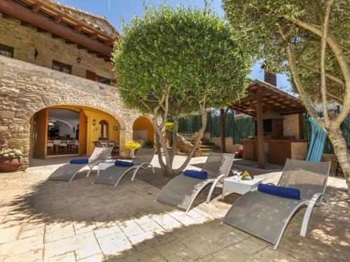 eine Gruppe von Stühlen und Tischen im Innenhof in der Unterkunft Holiday Home Mas Ambros by Interhome in Calonge