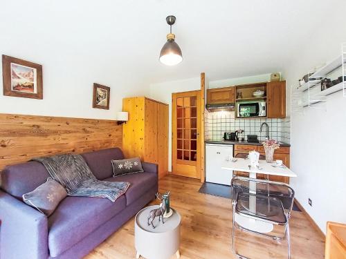 Il comprend un salon avec un canapé violet et une cuisine. dans l'établissement Studio Clos du Savoy-22 by Interhome, à Chamonix-Mont-Blanc