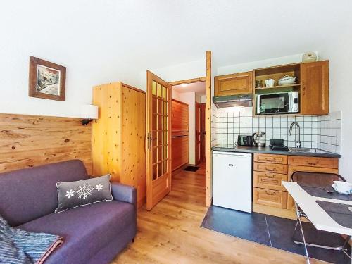 un salon avec un canapé et une cuisine dans l'établissement Studio Clos du Savoy-22 by Interhome, à Chamonix-Mont-Blanc
