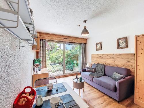 un salon avec un canapé et une table dans l'établissement Studio Clos du Savoy-22 by Interhome, à Chamonix-Mont-Blanc