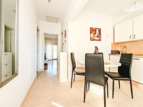 eine Küche und ein Esszimmer mit Tisch und Stühlen in der Unterkunft Apartment Lucia by Interhome in Zadar