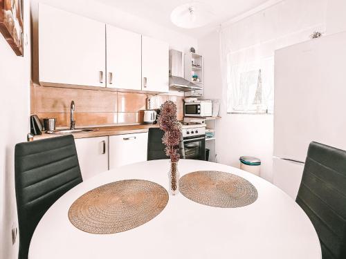eine Küche mit einem weißen Tisch und zwei Körben drauf in der Unterkunft Apartment Lucia by Interhome in Zadar