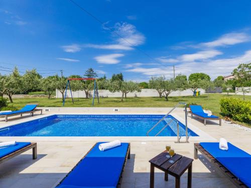 Bazén v ubytovaní Holiday Home Filipana by Interhome alebo v jeho blízkosti