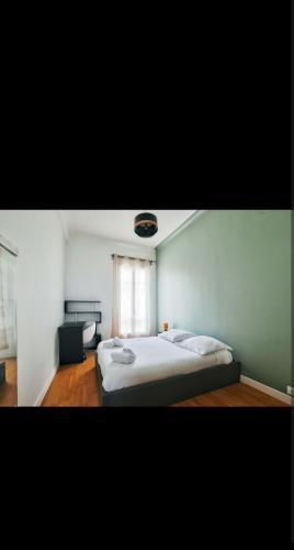 une chambre avec un grand lit et une fenêtre dans l'établissement Appartement 3 pièces, à Nice