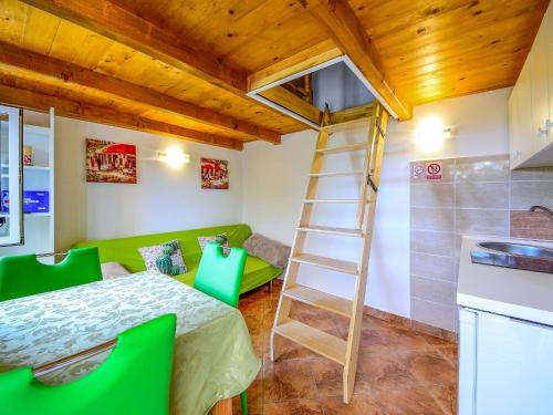 Kuchyň nebo kuchyňský kout v ubytování Holiday Home Karolina by Interhome