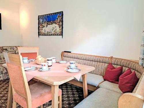jadalnia ze stołem i kanapą w obiekcie Apartment Fichtenblick App- 3 by Interhome w mieście Auffach