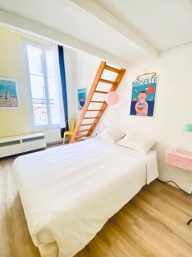 - une chambre avec un lit blanc et une échelle dans l'établissement Au coeur de Marseille, à Marseille